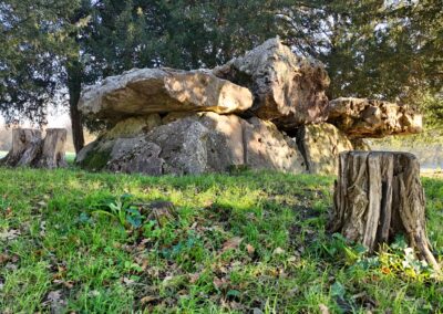 Dolmen de la grotte au fée à Mettray
