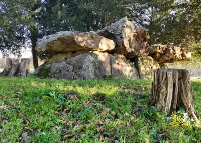 Dolmen de la grotte au fée à Mettray